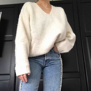  - Super skön stickad tröja i vaniljvit/vit, sitter oversized på mig som har 34/36. Liten urringning som smickrar🌸 