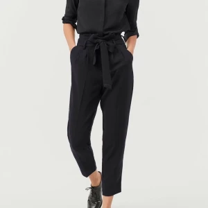 Kostymbyxor med knytning - Ett par jättefina högmidjade kostymbyxor med knyt i midjan. Köpta från pull&bear för ca 399kr och de har ej används mer än en gång!! Super kvalité, storlek M men passar på mig som brukar ha 36🥰 (skicka för fler bilder)