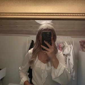 Vit blus  - Blus från Gina. Favorit som tyvärr blivit för liten. 