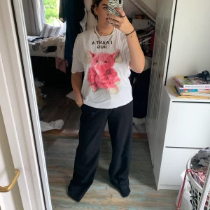 super söt och cool t-Shirt  - Säljer denna super coola och söta t-Shirt ifrån zara! Storlek S, använd max 2 gånger. Säljer för 80kr!