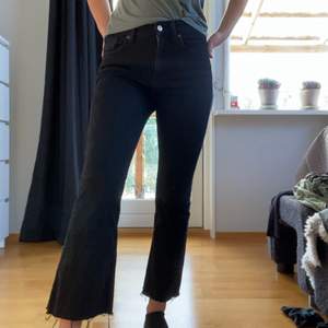 Cropped flare jeans från Zara, nyköpta och endast andvända fåtal gånger. De är i storlek 38 men de passar även mig som 34/36. 200 exklusive frakt
