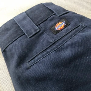 Mörkblåa dickies byxor 29/30 - Byxorna är i modellen slim straight, påminner väldigt mycket om 874 fast lite lägre midja:)