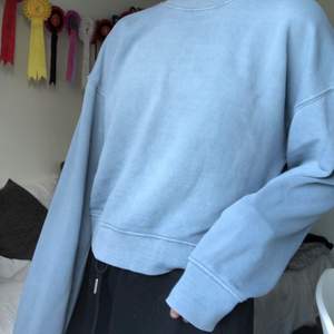Croppad sweatshirt i superfin blå färg. Knappt använd så i superfint skick, inte alls nopprig! Storlek S 💙