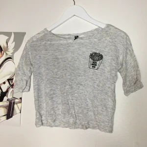 Grå crop top med tryck. Strl: xs - Fries before guys crop top, haha sött. Köpt i England om jag minns rätt. //// Skriv gärna om du vill ha mer bilder/bilder med plagget på - hade inte möjligheten att ta bild med alla plagg på :) TVÄTTAS EFTER BILD TAGEN kramiskrambjörn på dig