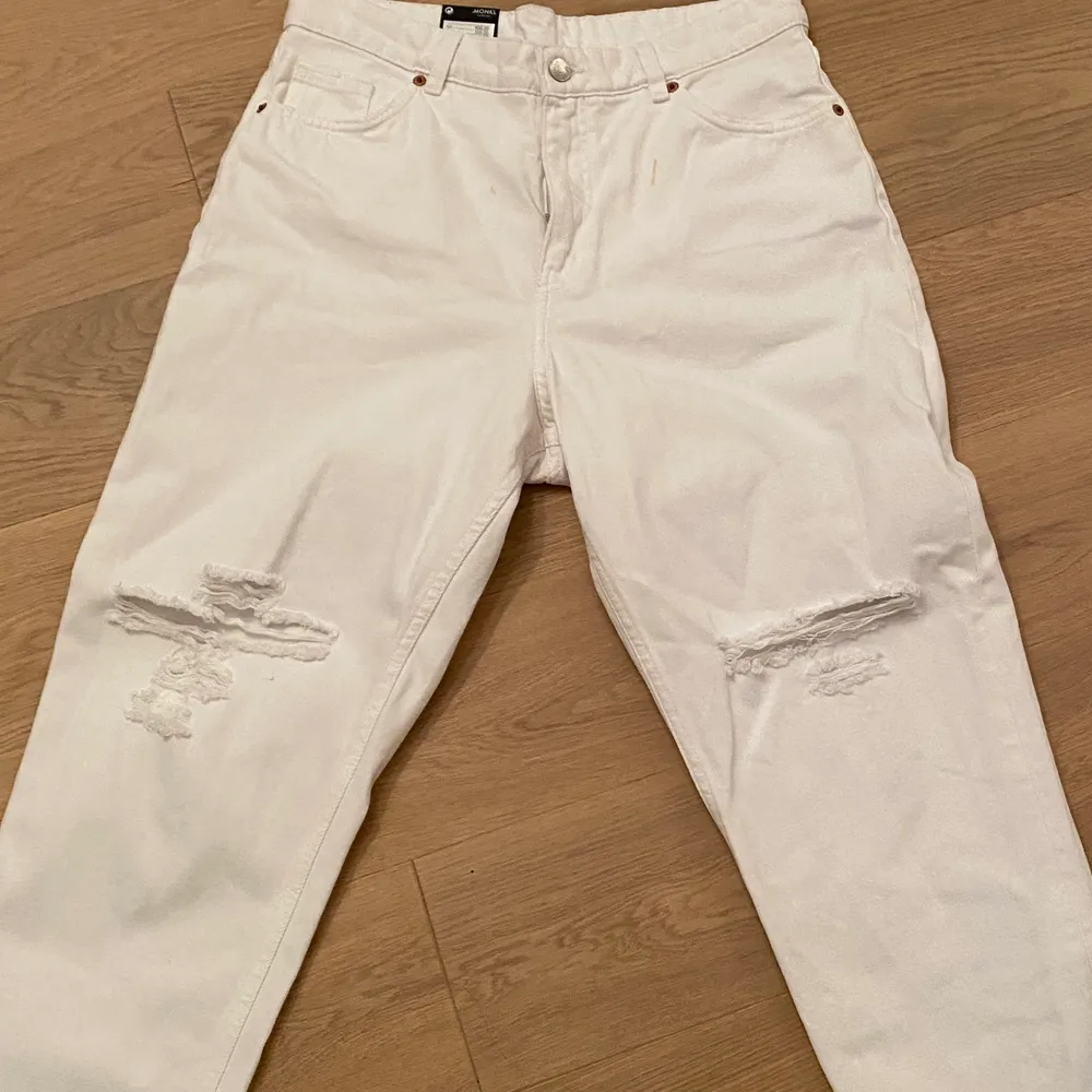 Säljer ett par helt nya jeans ifrån monki, nypris 400kr säljes för 149kr . Jeans & Byxor.