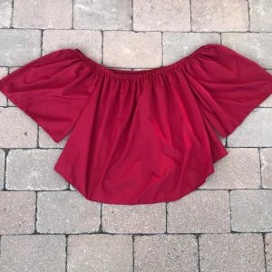 Off-shoulders topp i storlek XS - En jättesöt o fin röd topp i storlek XS. Jag aldrig använt den så den är i bra skick. (FRAKTEN INGÅR I PRISET)