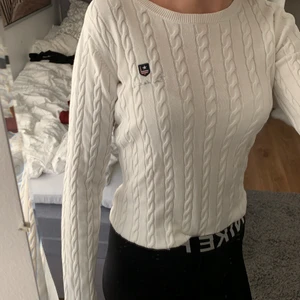 Vit bondelid tröja - Säljer min fina bondelid tröja. Den är använd ett par gånger men är i bra skick! Köparen står för frakten!