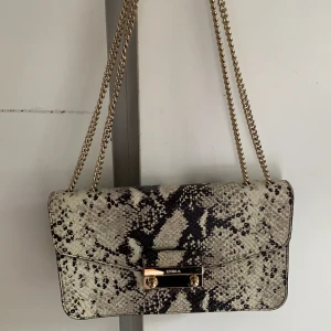 FURLA snake väska  - Inköp på furla för 2 år sedan, inte alls använd mycket! 