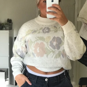 Stickad kofta med mönster - Stickad kofta med mönster. Köpt på humana för några månader sedan. Materialet sticks inte. Möts gärna upp i Stockholm annars står du för frakt <3