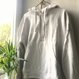 Benvit hoodie - Jättefin och mysig hoodie från Cubus i benvit. Sitter oversized på mig då den är i storlek M 🤍