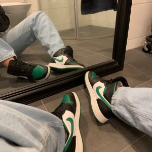Air Jordan 1 mid - Säljer ett par skitsnygga jordans då de inte riktigt är min stil🥺🤍✨ Verkligen så snygga och i väldigt bra skick😊 BUDA I KOMMENTARERNA, budet börjar 1800kr🤛🏼🤪🧚🏼 Köparen står för frakten själv!  OBS! BUDGIVNINGEN AVSLUTAS PÅ ONSDAG 20.00!!!