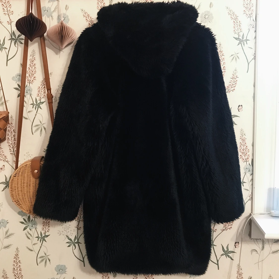 Svart kappa i fuskpäls, Monki - 91