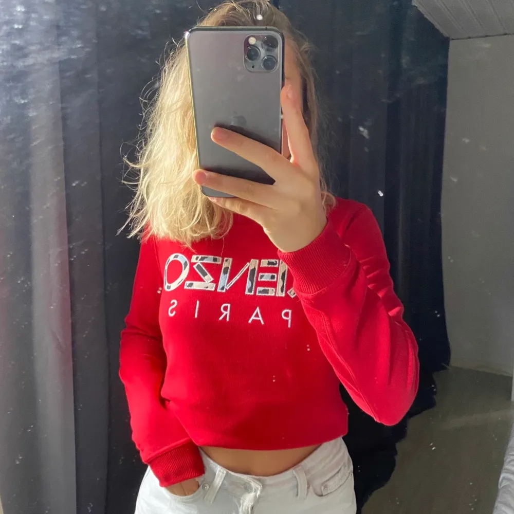 En röd sweatshirt från kenzo, köpte den för 2750kr❤️ Den är i bra skick och inte mycket använd. . Tröjor & Koftor.