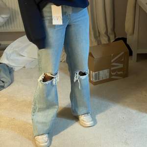 Helt nya och oanvända trändiga jeans från Zara! Säljer för att de inte är min storlek. Jag är ca 165cm lång och lapparna sitter kvar på byxorna. Börja buda på 300kr , köpare står för frakten.