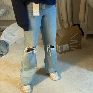 Jeans - Helt nya och oanvända trändiga jeans från Zara! Säljer för att de inte är min storlek. Jag är ca 165cm lång och lapparna sitter kvar på byxorna. Börja buda på 300kr , köpare står för frakten.