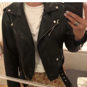 Populär skinnjacka från Zara - Säljer min as najsiga skinnjacka från Zara som jag köpte förra hösten. Jag använder dock aldrig denna jacka så därför säljer jag nu vidare den.