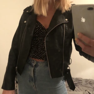 Skinnjacka  - Skitsnygg skinnjacka! Säljer då jag har köpt en ny. Frakt ingår inte i priset⚡️