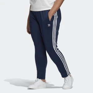 Adidas Primeblue SST tracksuit bottoms - Primeblue SST tracksuit bottoms. Några trådar är lös a där framme men det är inget som syns tydligt på grund av den mörka blåa färgen. Råkade klippa bort storlek lappen men är rätt säker på att storleken är xxs/xs. Jag kan ge mått.