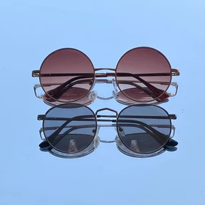 Solglasögon - Skitsnygga solglasögon som tyvärr inte kommer till användning för mig. De silvriga är lite repiga, men de övre är inte lika mycket repiga och de är lite större än de andra. De bruna är från HM men de andra minns jag ej. 40kr styck, eller 75 för båda ⚡️ köparen står för frakt! 🤍 (11kr för ett par och 22kr för två i frakt)