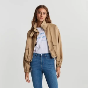 highwaist jeans från gina tricot!  - snygga blå highwaist jeans från gina tricot! storlek xs men är väldigt stretchiga, kontakta mig vid intresse eller frågor! 