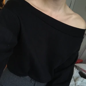 Off shoulder sweatshirt - Jättefin off shouldertröja från H&M i strl S. 