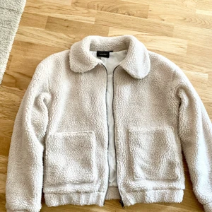 Höstjacka  - Storlek Medium. Fint skick använd fåtal gånger.