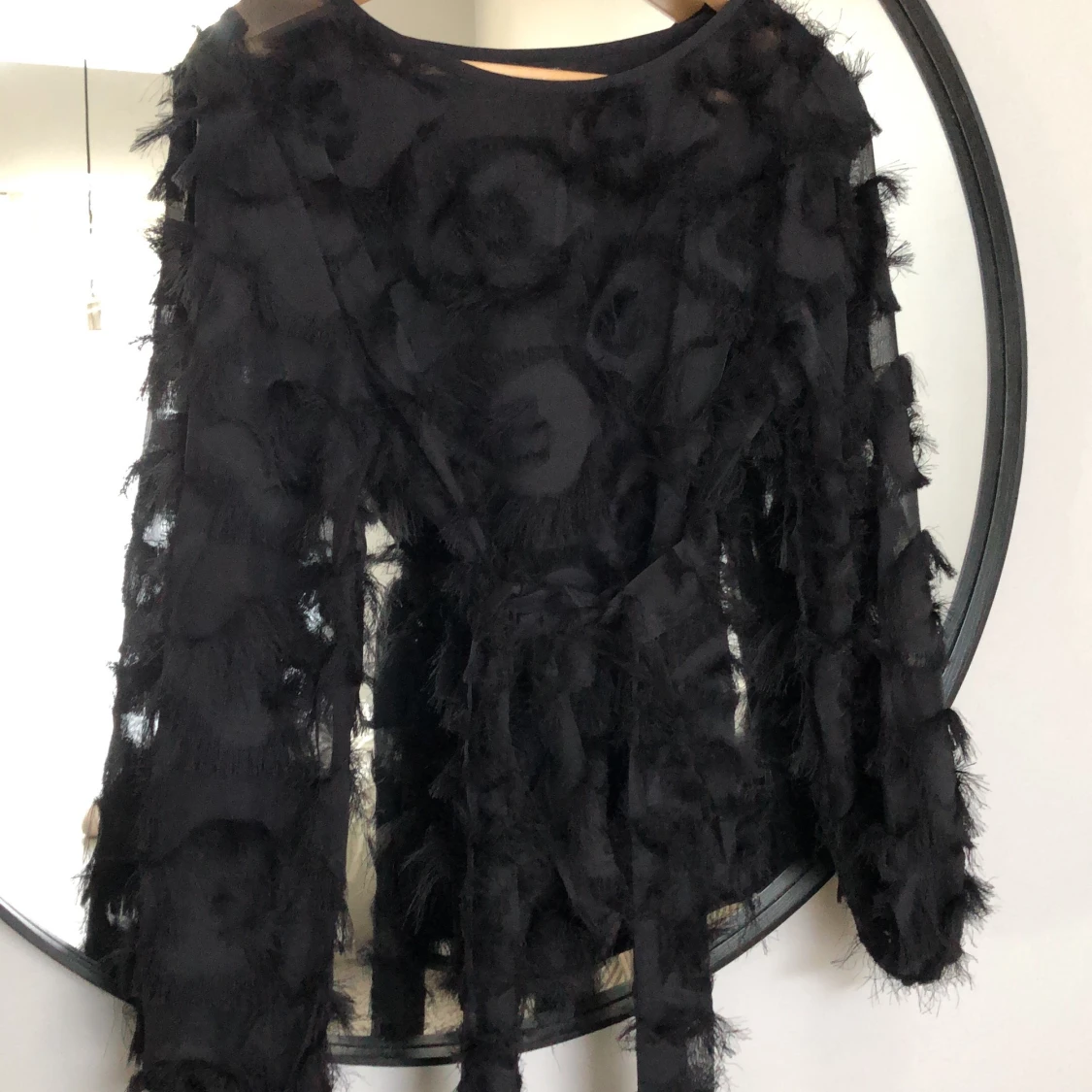 Svart fransig blus storlek M