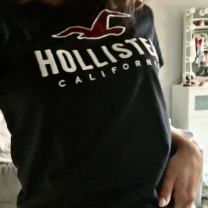 Hollister t-shirt  - Jätteskön t-shirt, mer mörkblå i verkligheten. Storlek S men passar XS oxå. Inga fläckar eller repor👚🛍