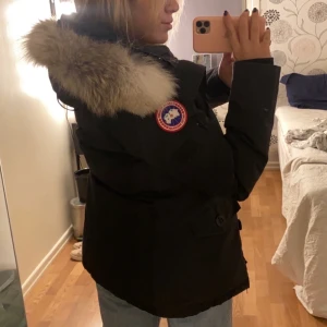 Canada goose jacka  - Jag säljer min Canada Goose jacka som är köpt på NK och är i storlek S! Man kan justera passformen på jackan och är använd under en vinter period! Modellen är Montebello Säljer för: 6000kr Kvitto medföljer