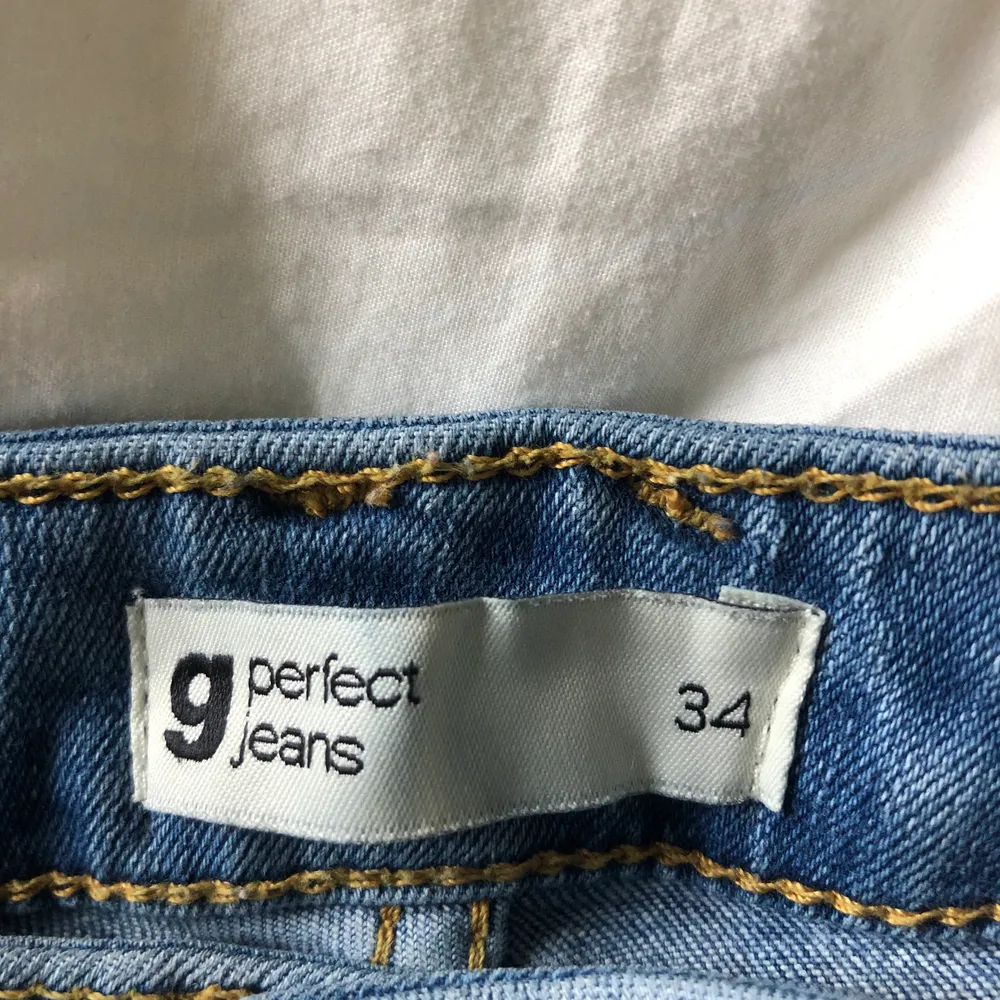Jättefina jeans från ginatricot i bra skick, endast använda ett par fåtal gånger. Storlek 34, 100kr. Jeans & Byxor.