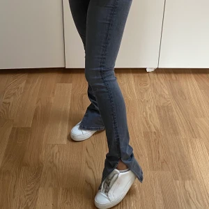 Skinny split jeans zara storlek 36 - Gråa skinny split jeans med slits från zara i storlek 36. Endast prövade 1 gång, i topp och nyskick! Passar längd från 165 till runt 170 om man vill dom ska täcka skorna men inte släpa i marken och bli smutsiga. Köparen står för frakten som TILLKOMMER på 63 kr, skickar endast spårbart💕 pga oseriösa köpare så kör jag ingen budgivning, först till kvarn! Svarar ej på ”kvar?” och liknande meddelanden, markerar som SÅLD såfort jag sålt.