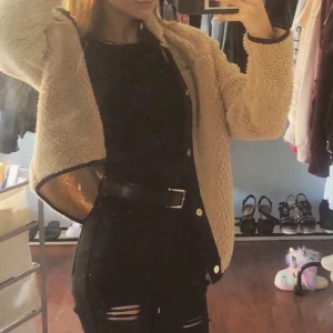 Teddyjacka 💕 - Intressekoll! På min fina teddyjacka då den än inte blivit använd utan hängt i garderoben i ca ett år 🥰 skriv ett rimligt pris privat så kan vi diskutera 💓 