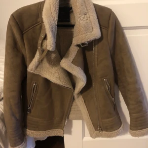 Zara biker jacket  - Zara biker jacket beige köptes förra året för 799kr är i nyskick. Storlek xs men oversize