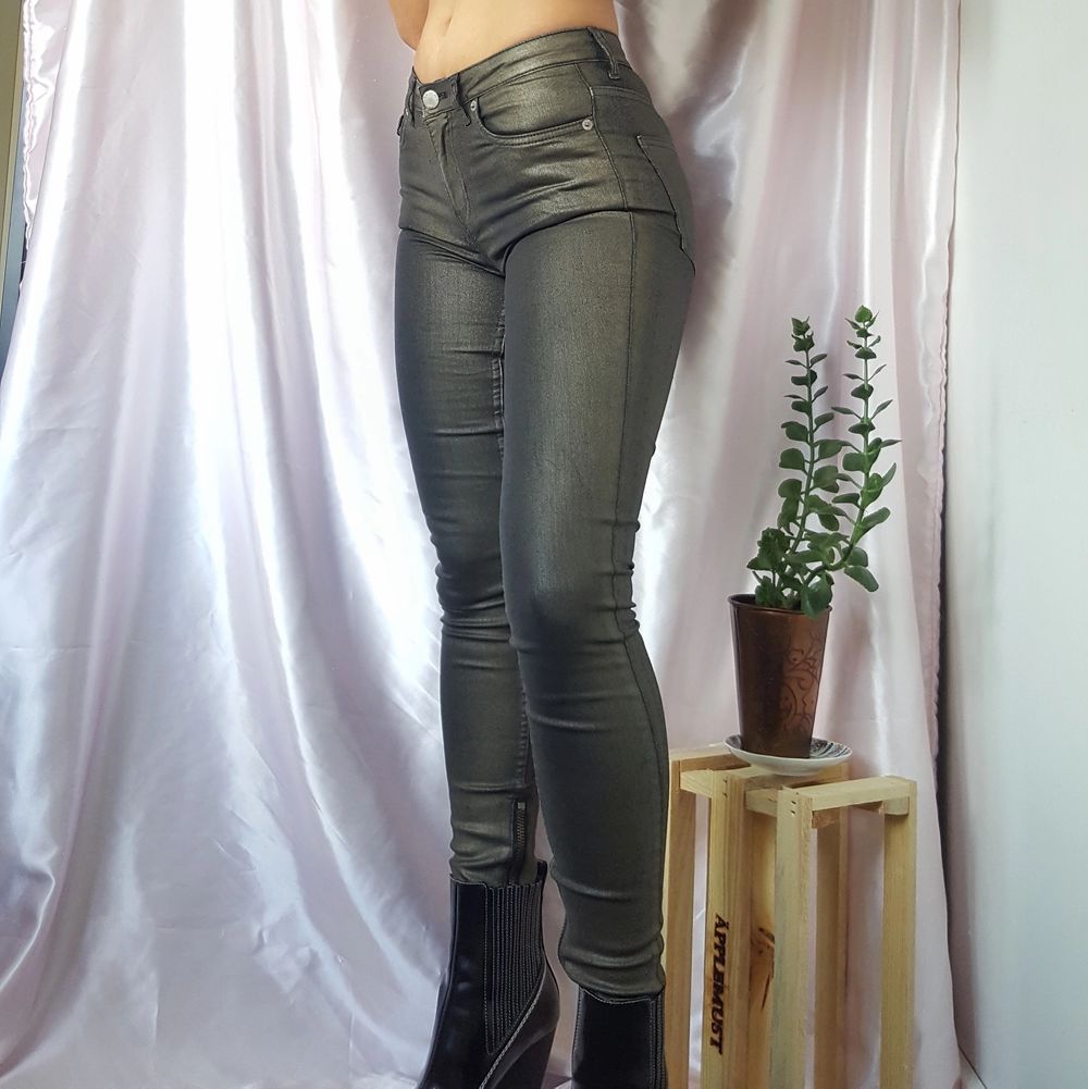 ~20% TIDIGARE 270KR/NU 216KR~ đŠSUPER COOL SLIM BLACK JEANS WITH METALLIC GREEN EFFECT AND SILVER ZIPPERS AT LEG ENDS, FROM SWEDISH BLK DNM âȘSize 25 / EU 32-34 âȘCondition 9/10 đđœââïžMy measurements âȘHeight 161cm / 5'3