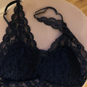 Marinblå bralett - Säljer bralett i spets från  Lindex :) Använd 1 gång. Väldigt bekväm och i bra skick! 80kr + 20kr frakt Stl S 💓💓