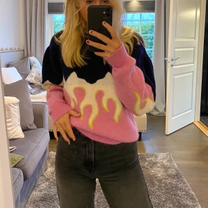 Stickad tröja från & Other Stories - Jätte cool och fin stickad tröja från & Other Stories. Köpt förra hösten men knappt använt. Väldigt skönt material. Storlek S. Köpt för 800kr. BUDA!