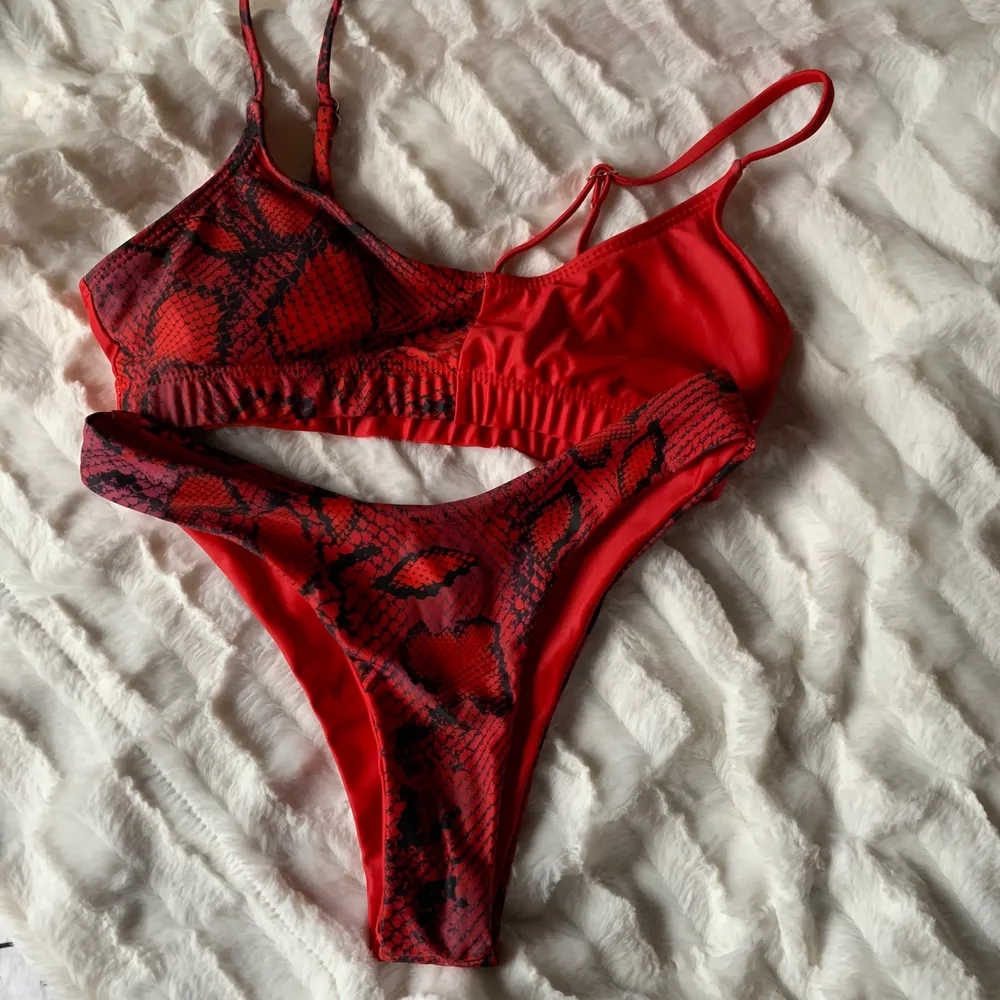 Jättefin röd bikini i orm mönster. Säljer om jag får bra bud då jag älskar bikinin men tyvärr kommer den inte till användning nu.. Övrigt.