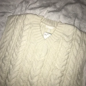 Kabelstickat linne  - Säljer denna kabelstickafe västen, säljer den då den är lite för oversized på mig som vanligtvis är en Xs. Den är köpt för 200kr från H&M. Den är endast testad och är super snygg. Slutsåld på hemsidan! Buda i kommentarerna! 