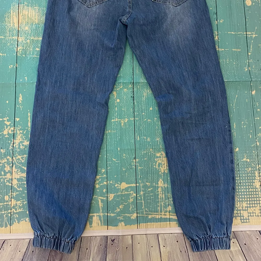 I love these jeans! So cute a little too big for me so I have to part ways. Highwaisted Baggy Style Boyfriend Jeans with distressed hem and elastic band ends. Size Medium waist is 14.38” . Jeans & Byxor.