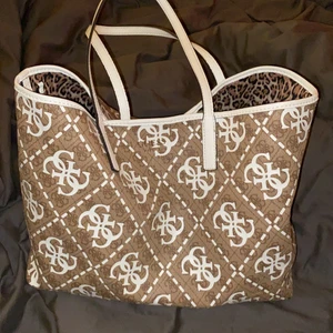 Guess väska - Säljer min fina guess väska så jag inte använder den. Stor rymmer mycket och snygga detaljer. Inte använd mycket. (Frakt tillkommer)