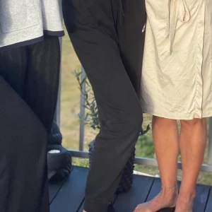 Nike mjukisar - Säljer dessa nike mjukisbyxor som knappt är använda då de är för korta för mig som är 175💕 nypris 430kr, köparen står för frakt!