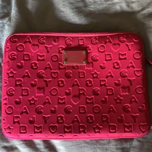 Marc Jacobs dator skal  - Macbook skal. Säljes då det aldrig kommer till användning längre! 