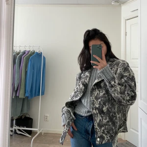 JACKA från ZARA storlek XS - Jackan är i nyskick, felfri! Kan skicka fler bilder vid intresse! 