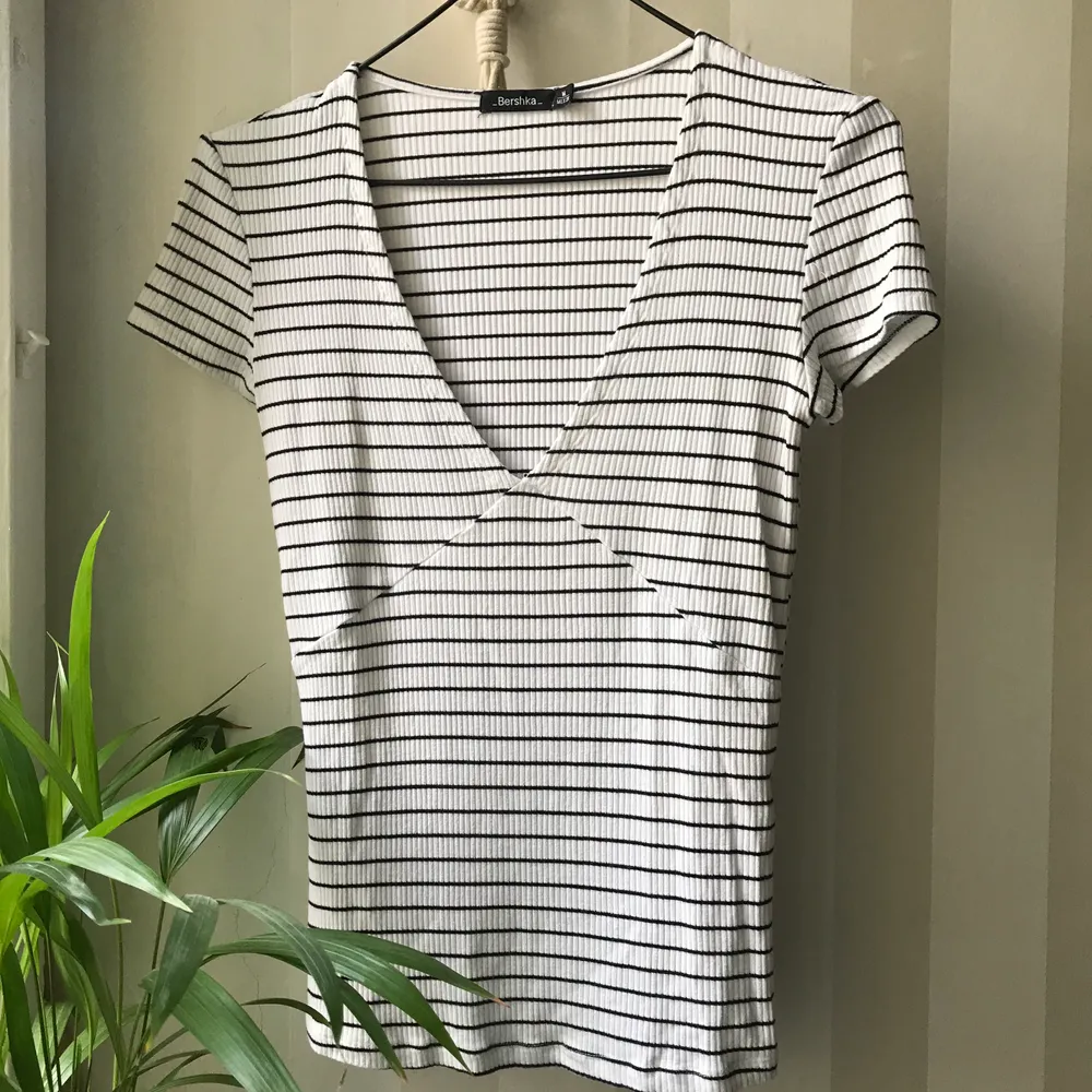 Riktigt snygg minimalistiskt-shirt från Bershka. Superfina detaljer vid brösten. Endast använd ett fåtal gånger och är därför i toppskick! T-shirten är i storlek M men passar XS-M 💛. T-shirts.