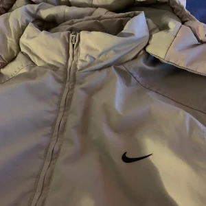 Vintage Nike Jacka - L💫 - Överfet Vintage jacka i grymt skick! Väldigt sällsynt! Köparen står för frakt! Storlek L i herr!💫