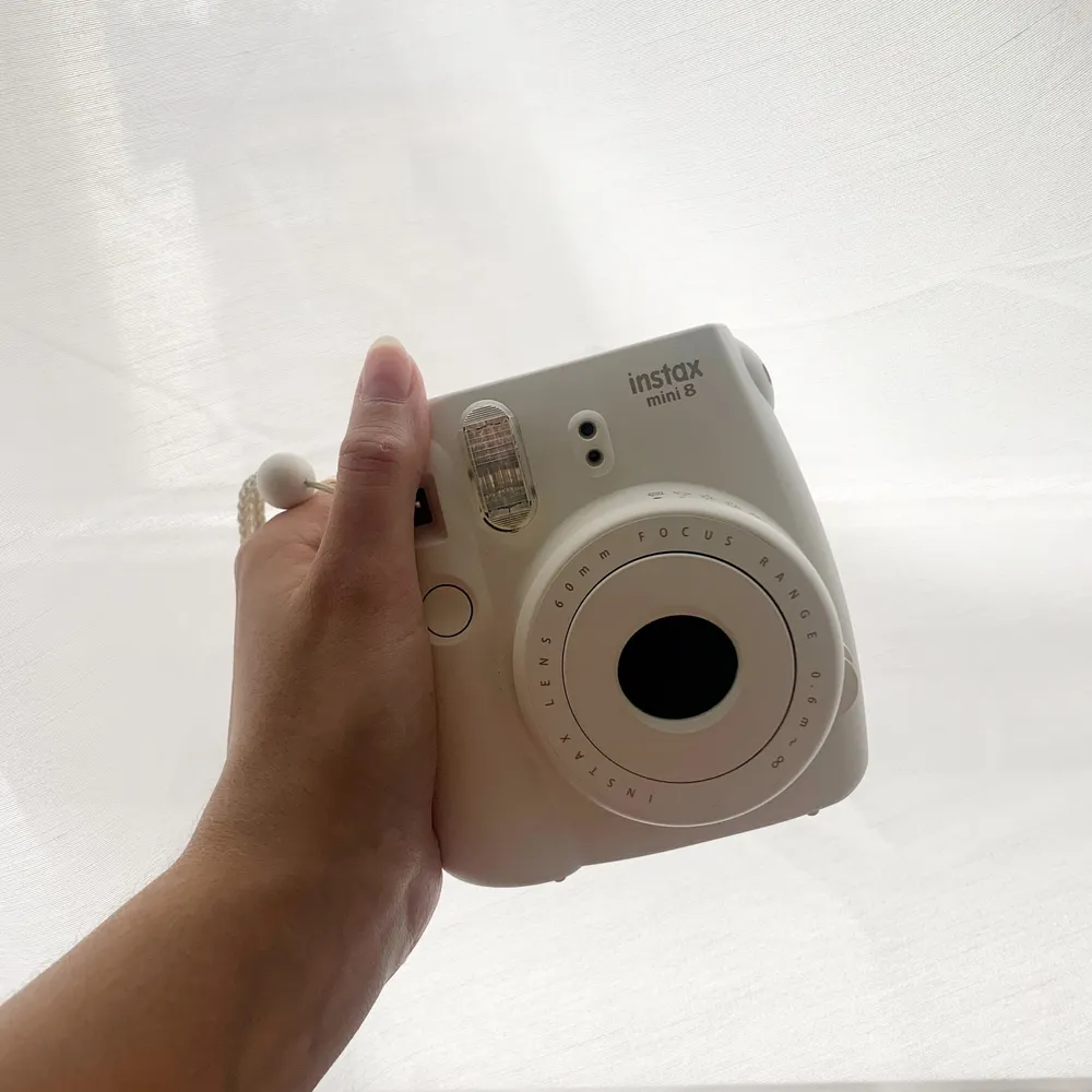 Säljer min vita Fujifilm Instax mini 8, knappt använd och i väldigt bra skick!:) Köpt för 800kr och säljer den för 300. Kan mötas upp om köparen bor i göteborg annars står köparen står för frakt :). Övrigt.