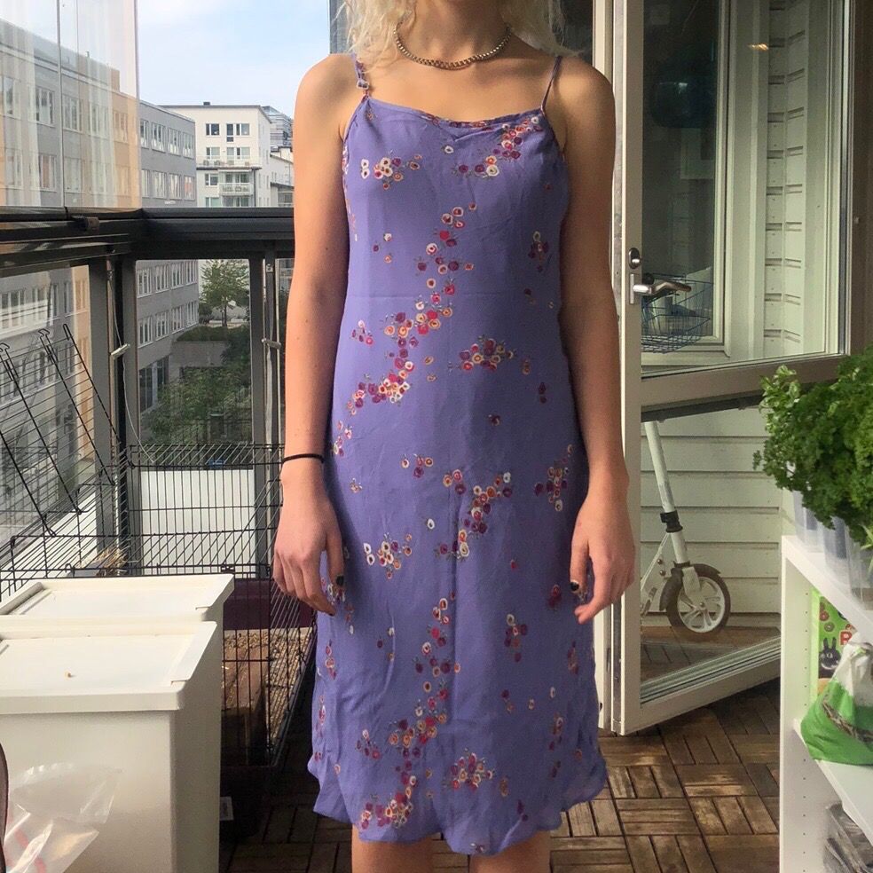 SUPER CUTE purple flower print dress with such an aesthetic y2k vibe to it! Brand new condition💜🦄🧞. Klänningar.
