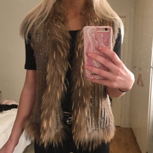Hollies pälsväst - Knappt använd, finns spännen så att man kan stänga den om man vill.  Nypris: ca 1500kr Strl L men jag skulle säga att den känns mer som en onesize (jag har normalt strl xs-s och min mamma som också har använt västen har strl m och den sitter lika snyggt på båda!)