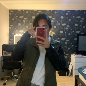 Snygg jacka från hm storlek 40 - En jacka i bra skick som jag inte använt på länge, den har läder i armarna och kan även knytas runt magen!(:🤍 frakt diskuteras senare