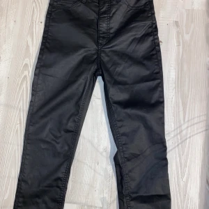 Nya skinnbyxor - Helt nya oanvända skinnbyxor ifrån monki. köpte fel storlek därför säljer jag dom. I storlek 26/S💞 du står för frakten